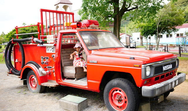 懐かしのサファリ消防車に乗れる ちびっこ広場 プールもある長崎県立総合運動公園