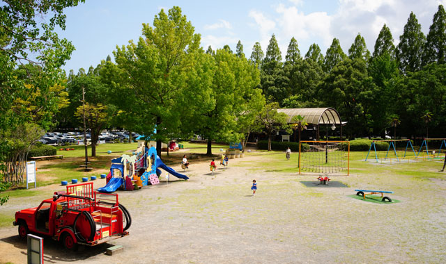 懐かしのサファリ消防車に乗れる ちびっこ広場 プールもある長崎県立総合運動公園